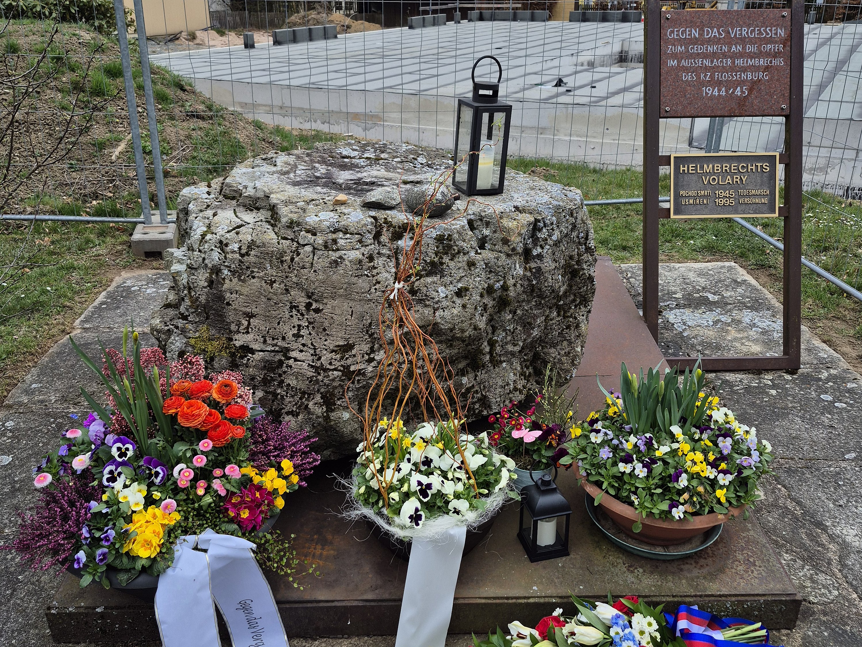 Gedenkstein am Friedhof Helmbrechts
