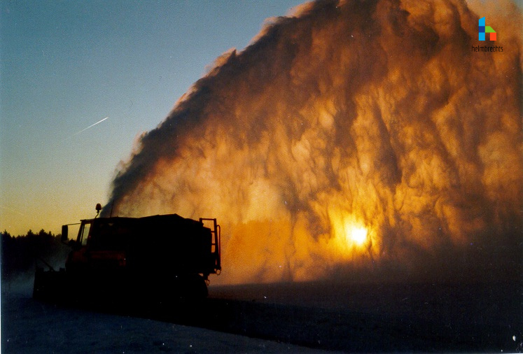 Baubetriebshof Helmbrechts Winterdienstauto in den frühen Morgenstunden bei Sonnenaufgang beim Schnee fräsen