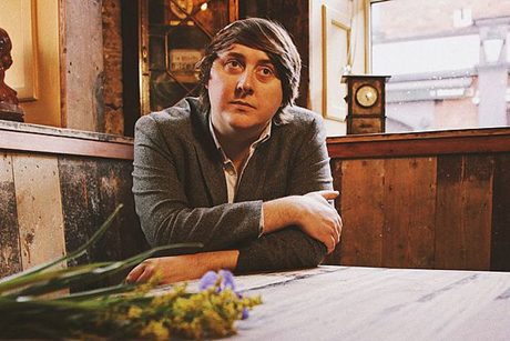 John Blek Singer-Songwriter John Blek beim Shooting auf einer Holzeckbank