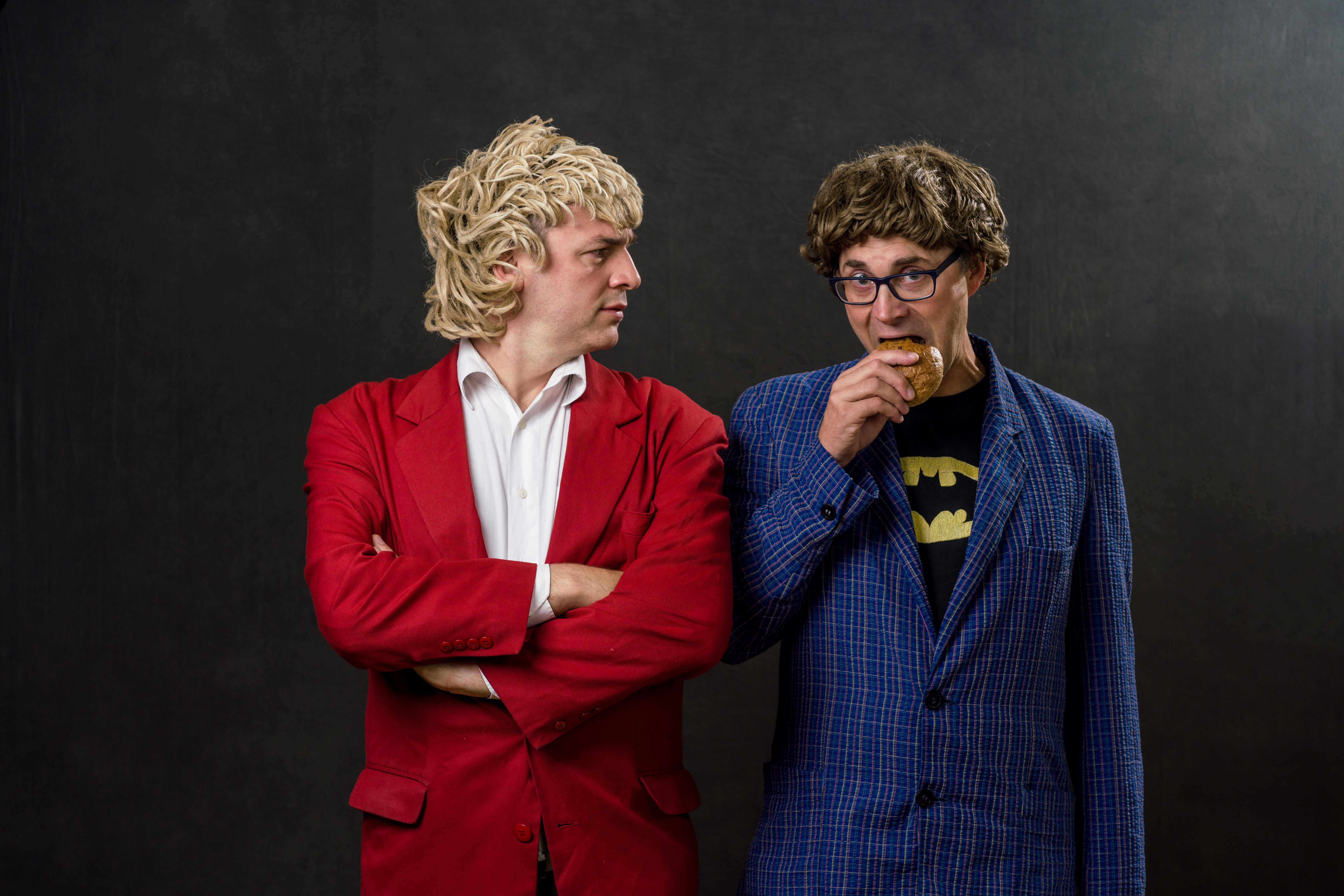 Zärtlichkeiten mit Freunden Das Kasparett-Duo Zärtlichkeiten mit Freunden in ihrer Verkleidung als Ines Fleiwa und Cardula Zwischenfisch.