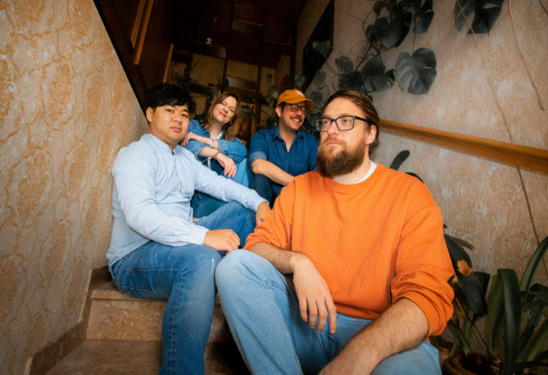 Napaea Die vierköpfige Band Napaea bei einem Shooting auf einer Treppe sitzend